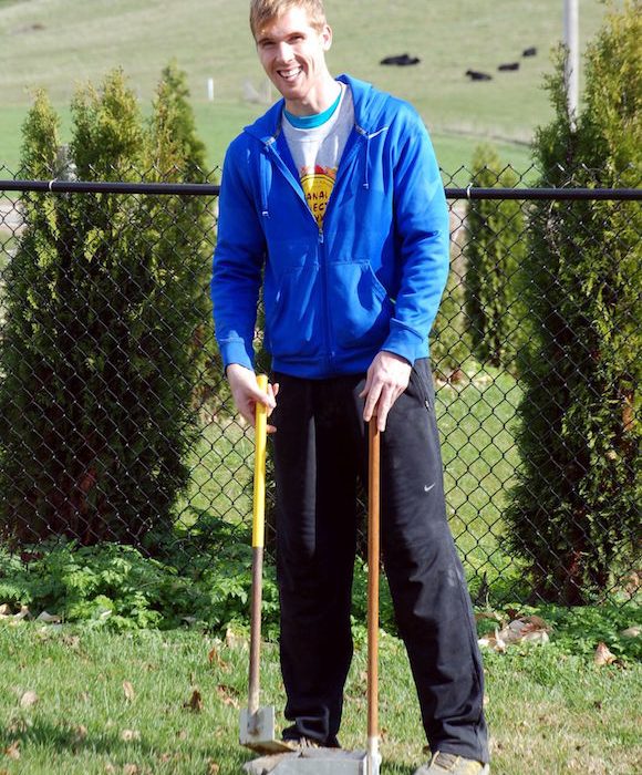 Volunteer_Pete-Poop-Scooping-1-580x700